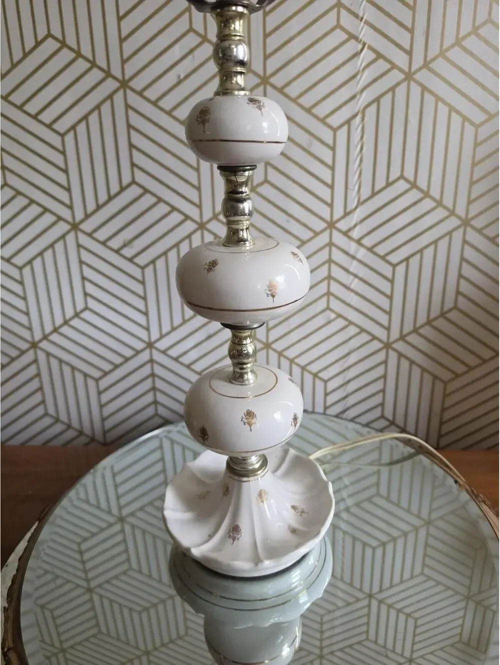 Vintage 1950 White And Gold Motif Porcelain Accent Table Lamp